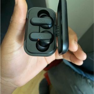 Skullycandy earbuds brand new payed 30$ for them looking for 25 🙂